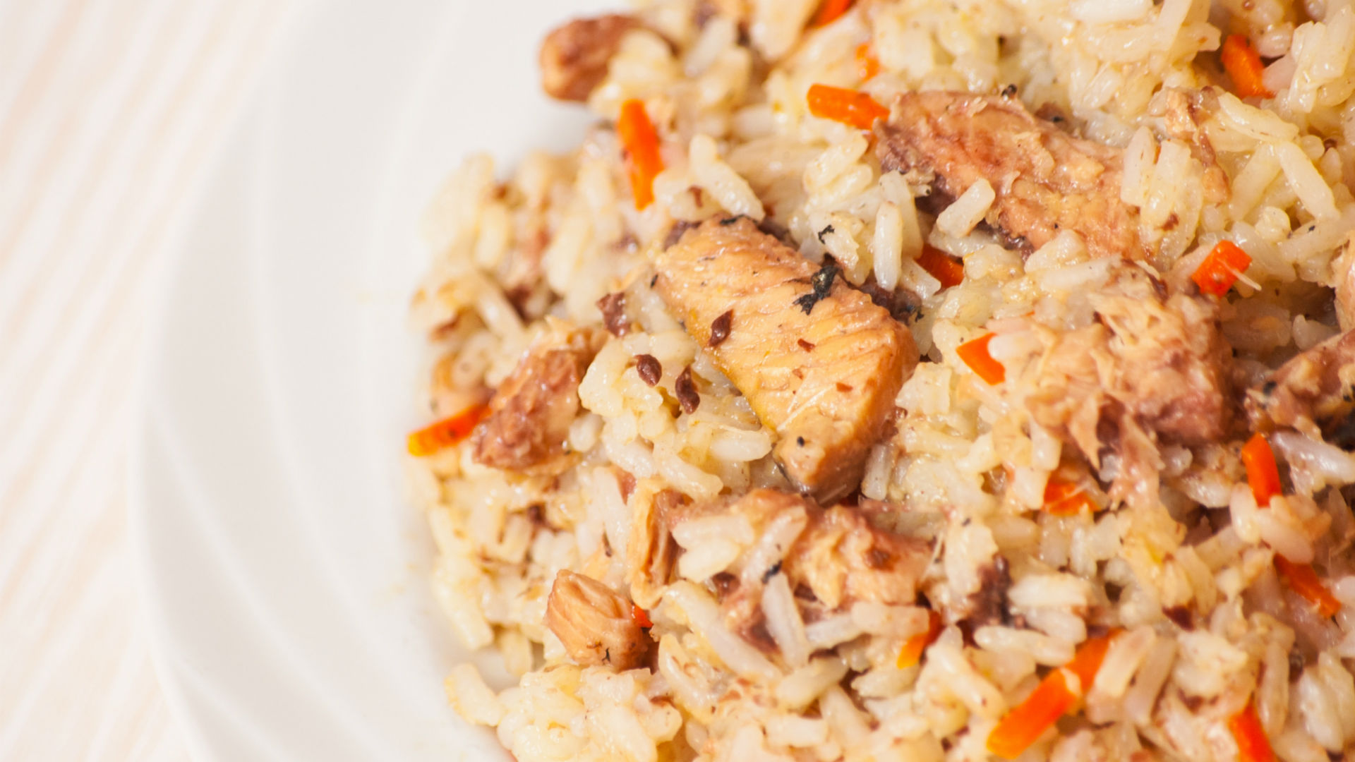 Arroz a la cubana con sardinas con tomate ¡Receta fácil!