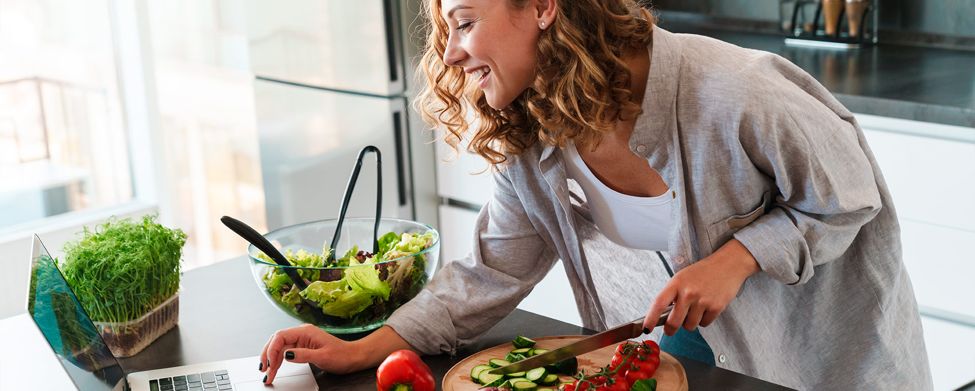 Chica joven preparando una ensalada