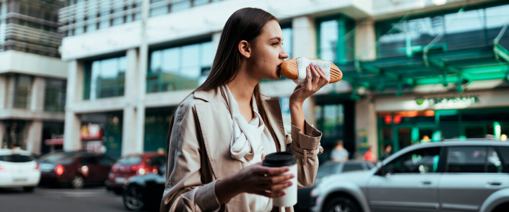 Mujer comiendo un bocadillo de caballa