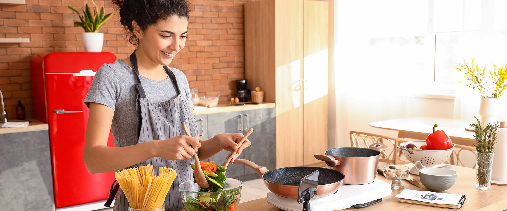 Mujer cocinando con mejillones